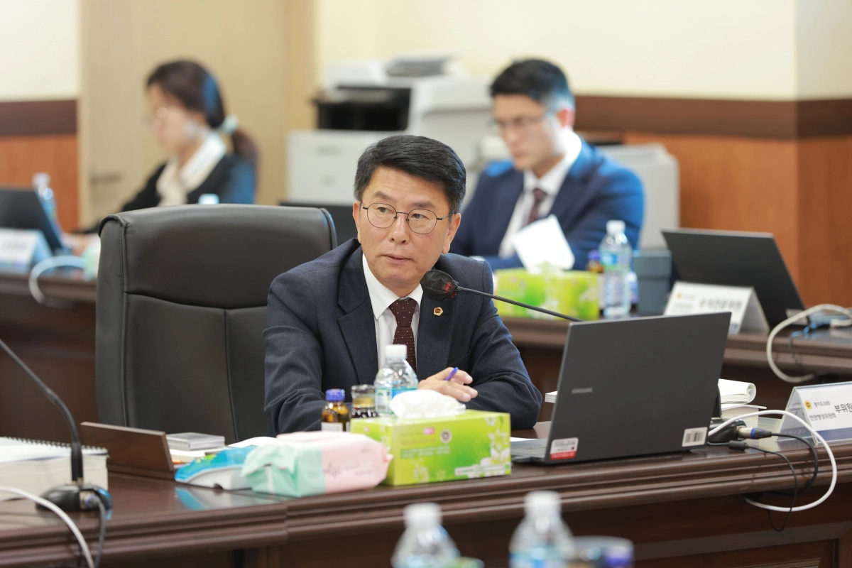 윤성근 의원이 12일 열린 경기도 소방재난본부 행정사무감사에서 피감기관을 상대로 질의하고 있다.(사진=경기도의회)