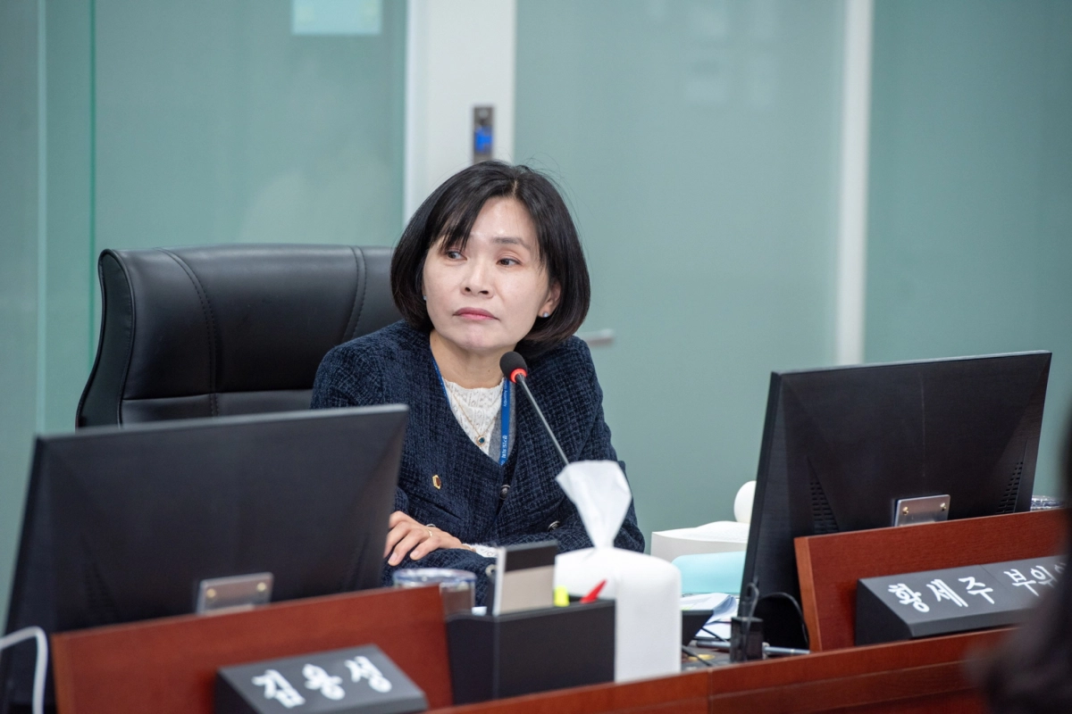 황세주 의원이 12일 경기도의회 보건복지위원회에서 열린 경기도의료원 행정사무감사에서 피감기관을 상대로 질의하고 있다.(사진=경기도의회)