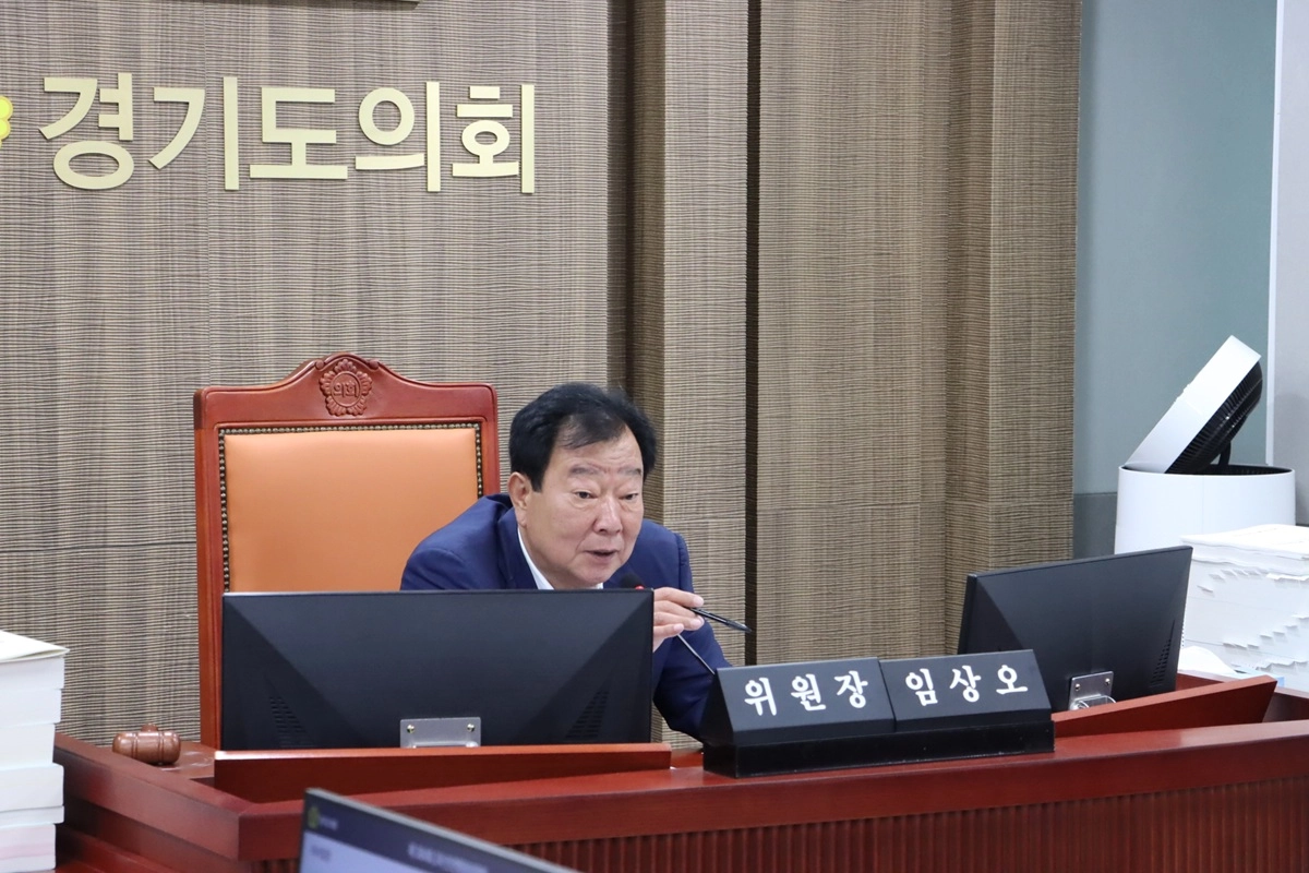 임상오 위원장이 12일 열린 경기도 소방재난본부 행정사무감사에서 피감기관을 상대로 질의하고 있다.(사진=경기도의회)