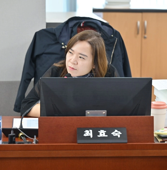 최효숙 의원이 10일 제387회 정례회 중 ‘2025년 경기도의회 여성가족평생교육위원회 행정사무감사’에서 피감기관을 상대로 질의하고 있다.(사진=경기도의회)