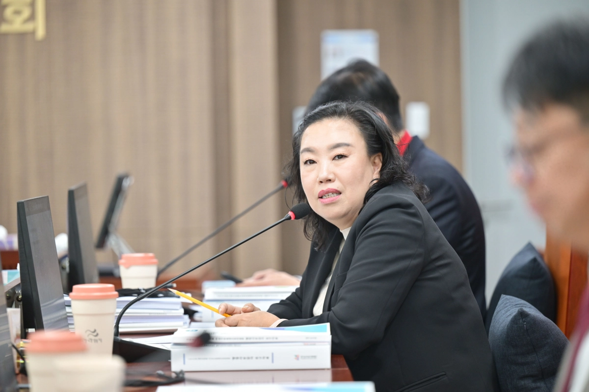 곽미숙 의원이 12일 열린 2025년도 경기도 행정사무감사에서 피감기관을 상대로 질의하고 있다.(사진=경기도의회)