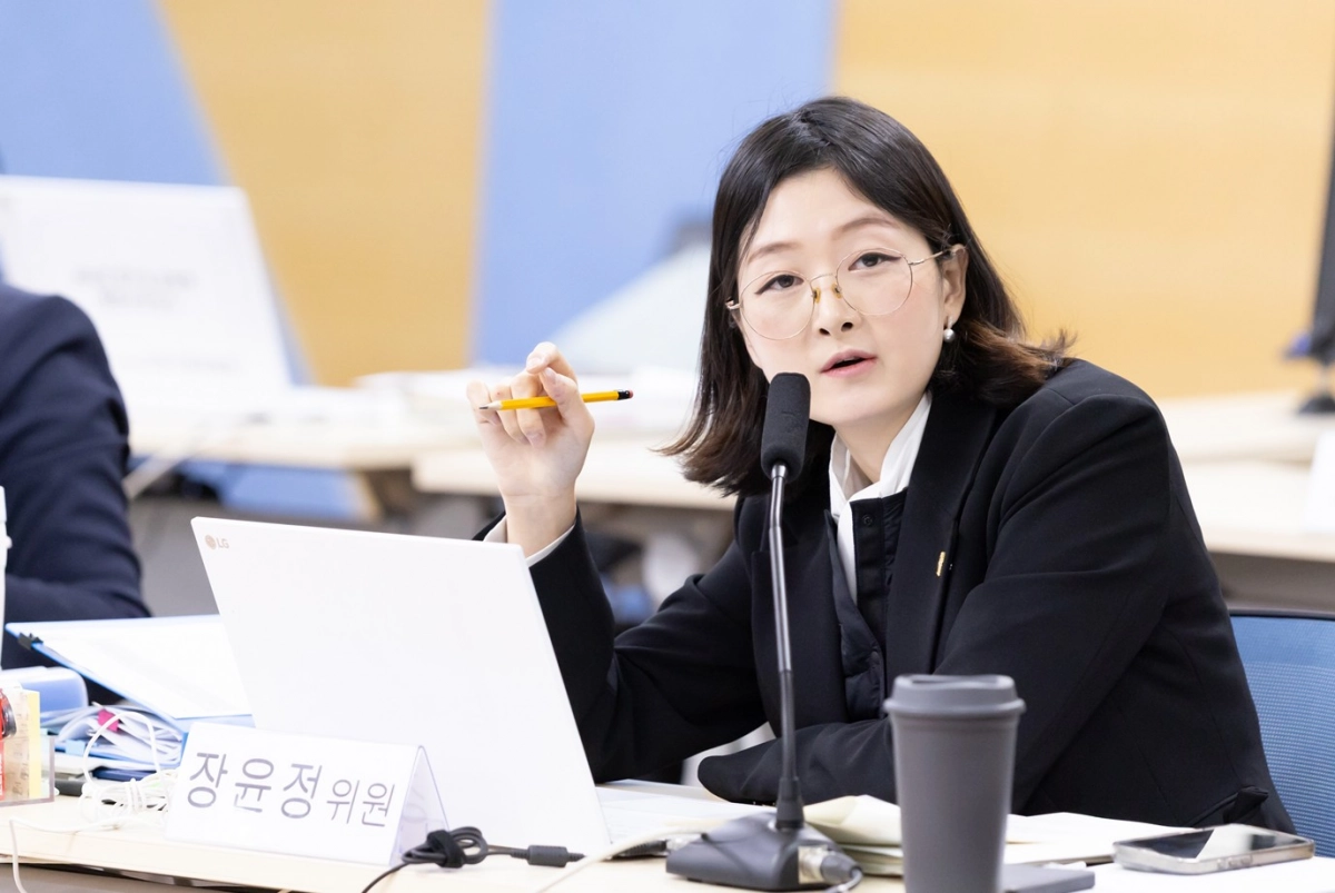 장윤정 의원이 12일 열린 2025년도 경기도교육연구원, 경기도교육복지종합센터, 경기도교육청 남부·북부유아체험교육원 행정사무감사에서 피감기관을 상대로 질의하고 있다.(사진=경기도의회)