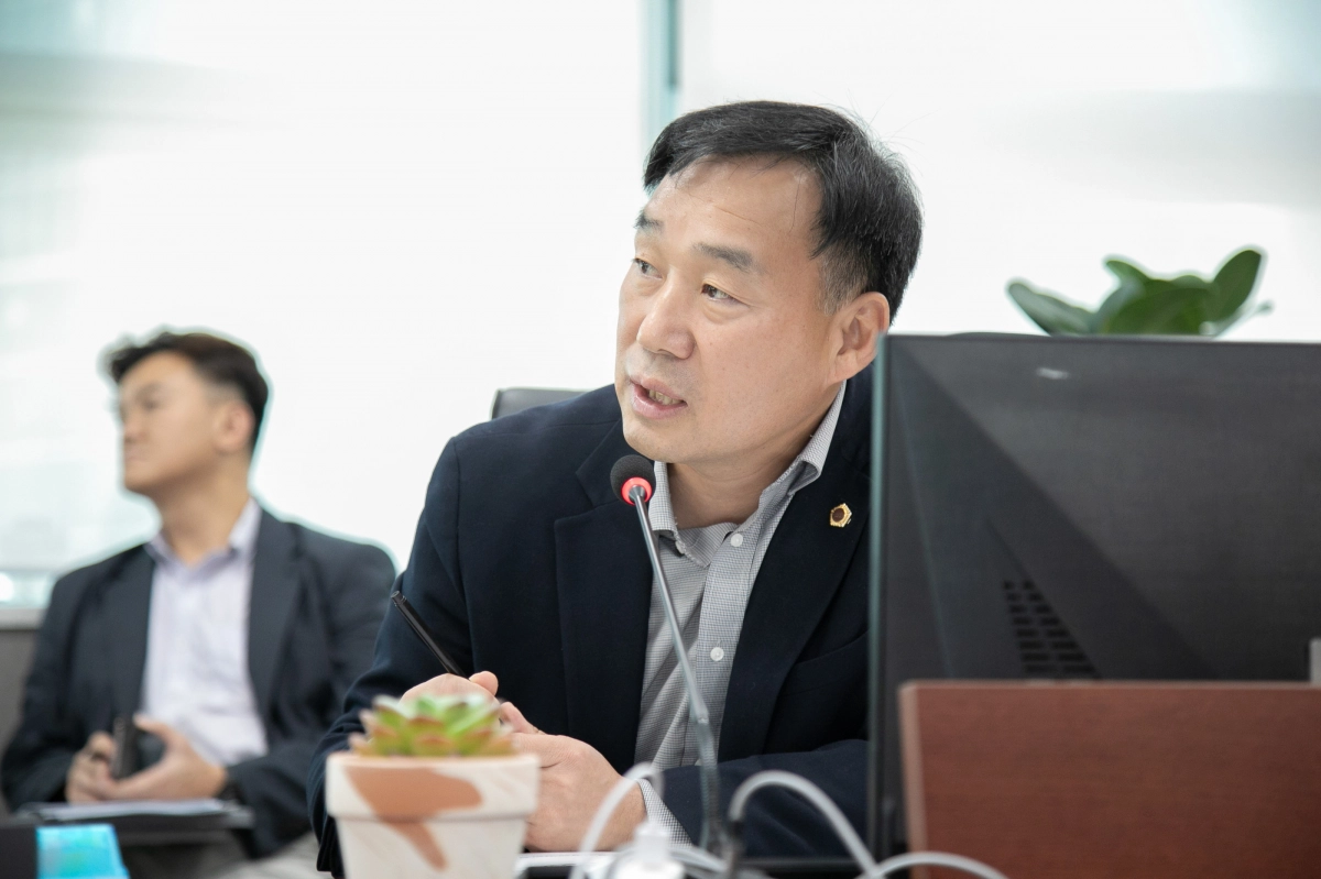 윤종영 의원이 12일 열린 경기도 기후환경에너지국 행정사무감사에서 피감기관을 상대로 질의하고 있다.(사진=경기도의회)