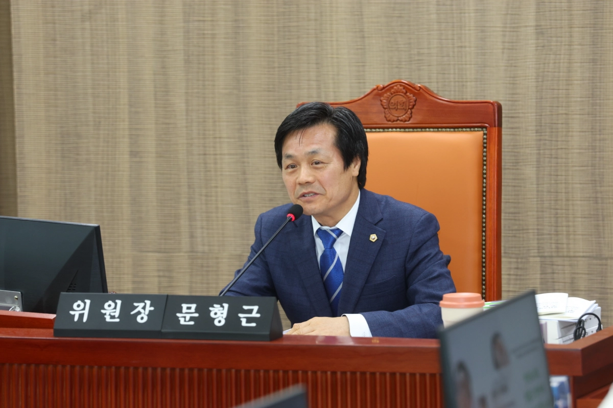 문형근 위원장이 11일 제387회 정례회 중 열린 2025년 경기도의회 여성가족평생교육위원회 행정사무감사에서 피감기관을 상대로 질의하고 있다.(사진=경기도의회)