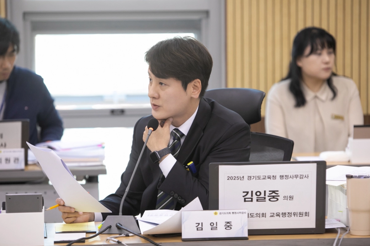 김일중 의원이 12일 열린 경기도교육청 율곡연수원 행정사무감사에서 피감기관을 상대로 질의하고 있다.(사진=경기도의회)