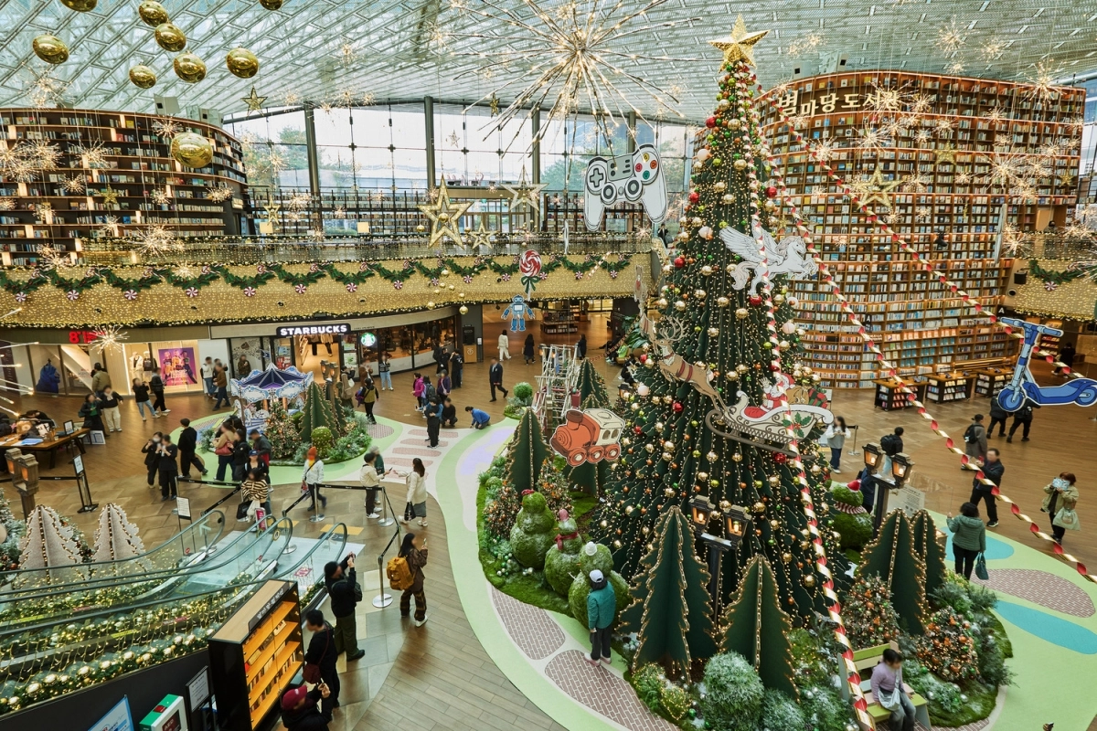 스타필드 코엑스몰 별마당 도서관이 종이로 만든 환상적인 동화 속 세상으로 변신해 ‘책 속에서 펼쳐지는 크리스마스 축제’ 테마를 선보인다고 13일 밝혔다. 사진은 코엑스몰 별마당 도서관 ‘책 속에서 펼쳐지는 크리스마스 축제’ 전경. 2025.11.13 신세계프라퍼티 제공