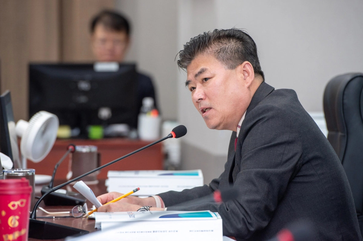 윤태길 의원이 12일 제387회 정례회 중 경기도의료원 행정사무감사에서 피감기관을 상대로 질의하고 있다.(사진=경기도의회)