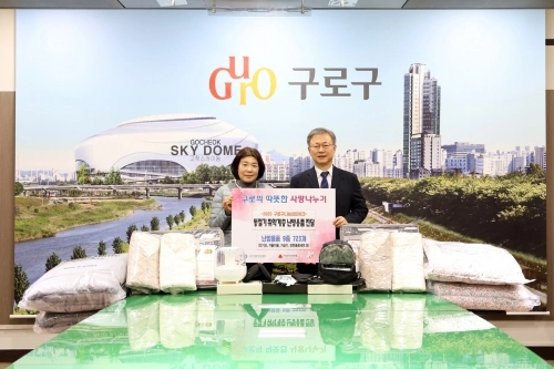 장인홍(오른쪽) 서울 구로구청장이 지난 12일 구청 본관 3층 르네상스홀에서 동절기 취약계층 난방용품 전달식을 열고 기념사진을 찍고 있다.   구로구 제공