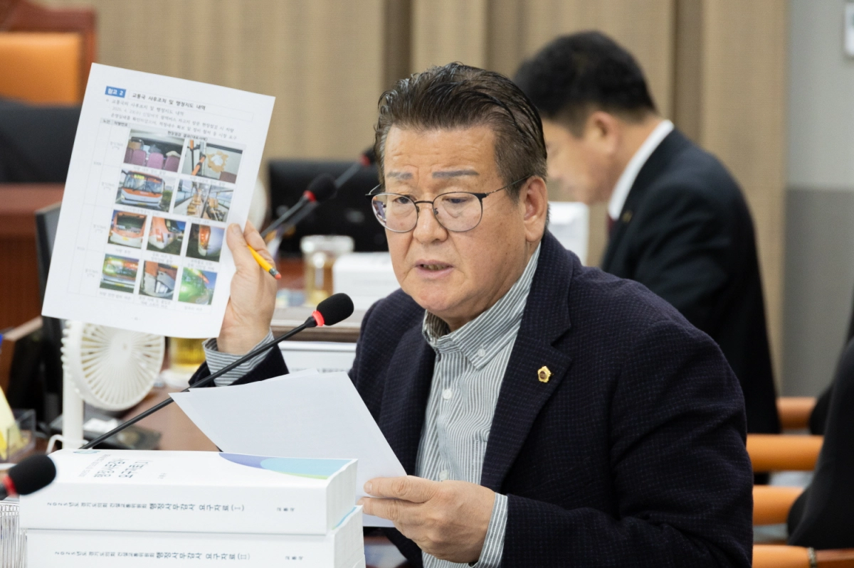 안명규 의원이 12일 열린 제387회 정례회 교통국 행정사무감사에서 피감기관을 상대로 질의하고 있다.(사진=경기도의회)