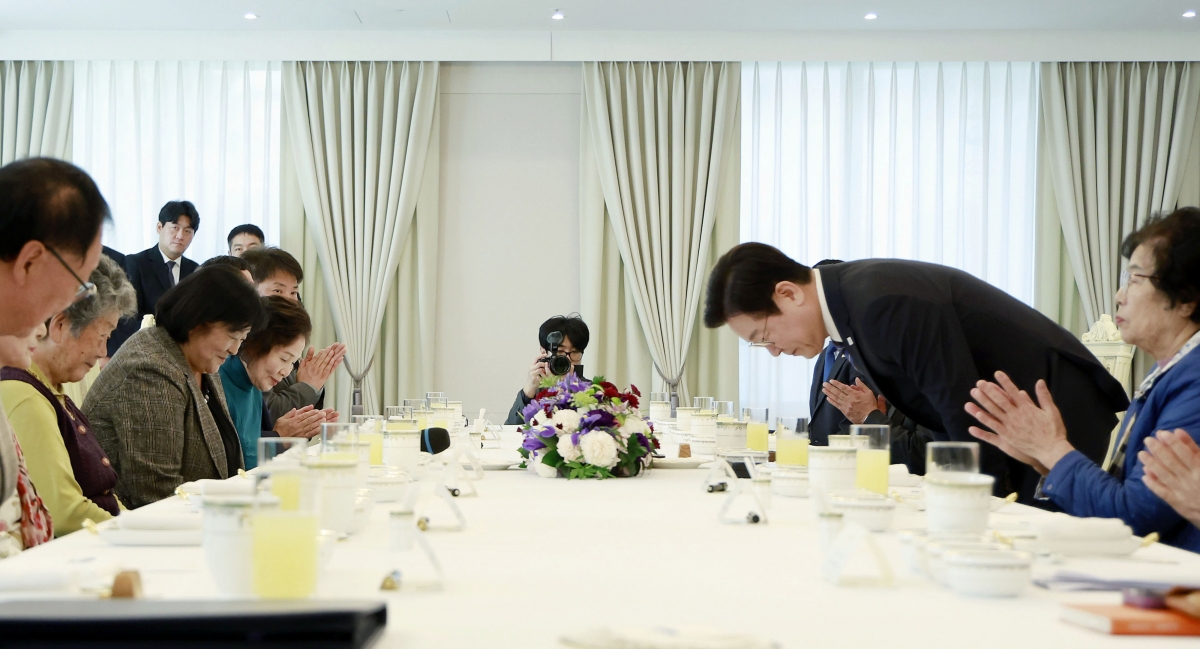 이재명 대통령이 13일 서울 용산 대통령실 청사에서 열린 민주화실천가족운동협의회 초청 오찬 간담회에서 참석자들에게 민주주의 진전 기여에 감사 인사를 하고 있다. 뉴시스