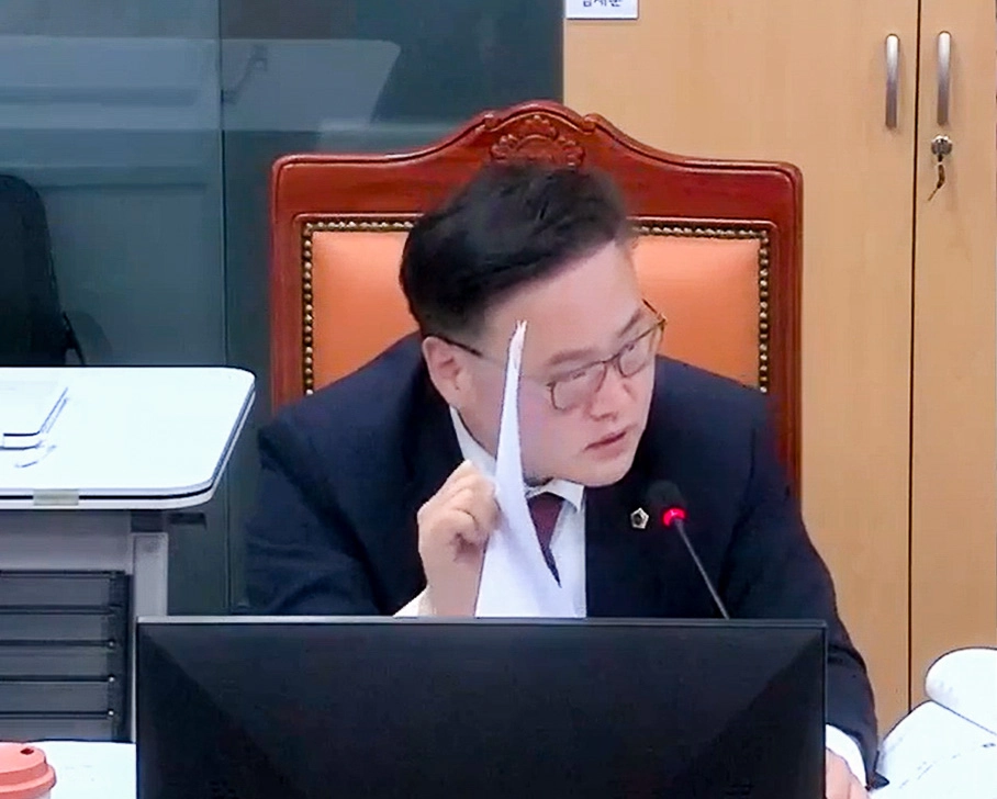 김정영 의원이 12일 열린 경기도여성가족재단에 대한 2025년 행정사무감사에서 피감기관을 상대로 질의하고 있다.(사진=경기도의회)