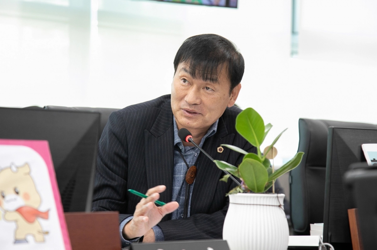 서광범 의원이 12일 진행된 기후환경에너지국 산림녹지과 및 산림환경연구소 행정사무감사에서 피감기관을 상대로 질의하고 있다.(사진=경기도의회)