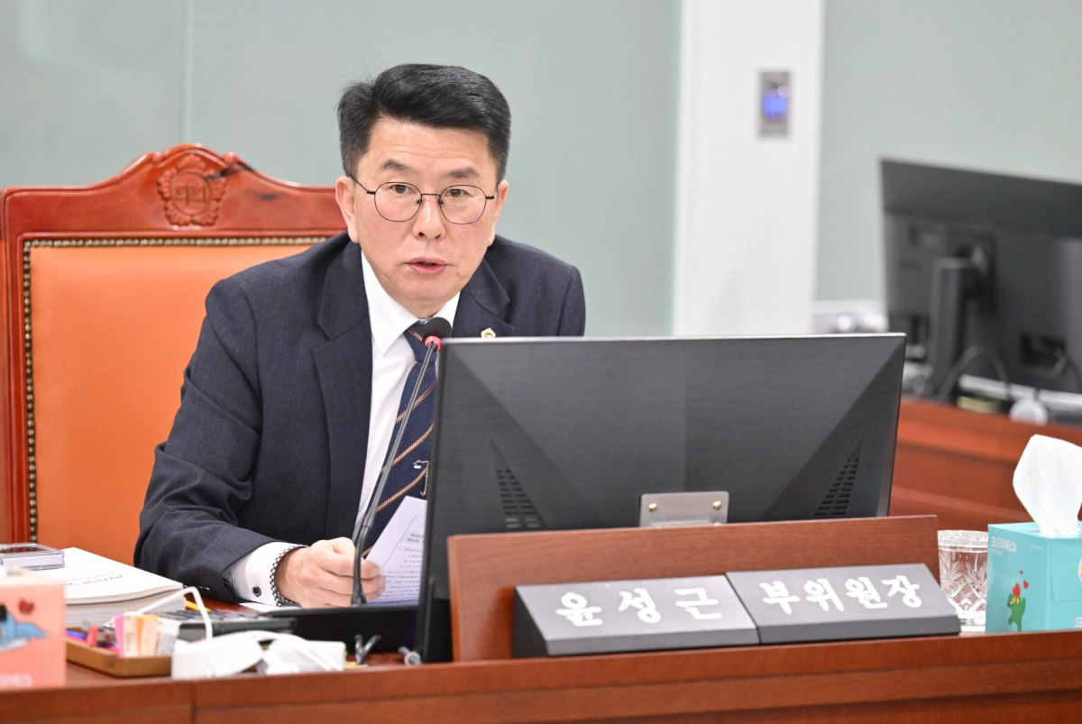 윤성근 의원이 12일 열린 소방학교 행정사무감사에서 피감기관을 상대로 질의하고 있다.(사진=경기도의회)
