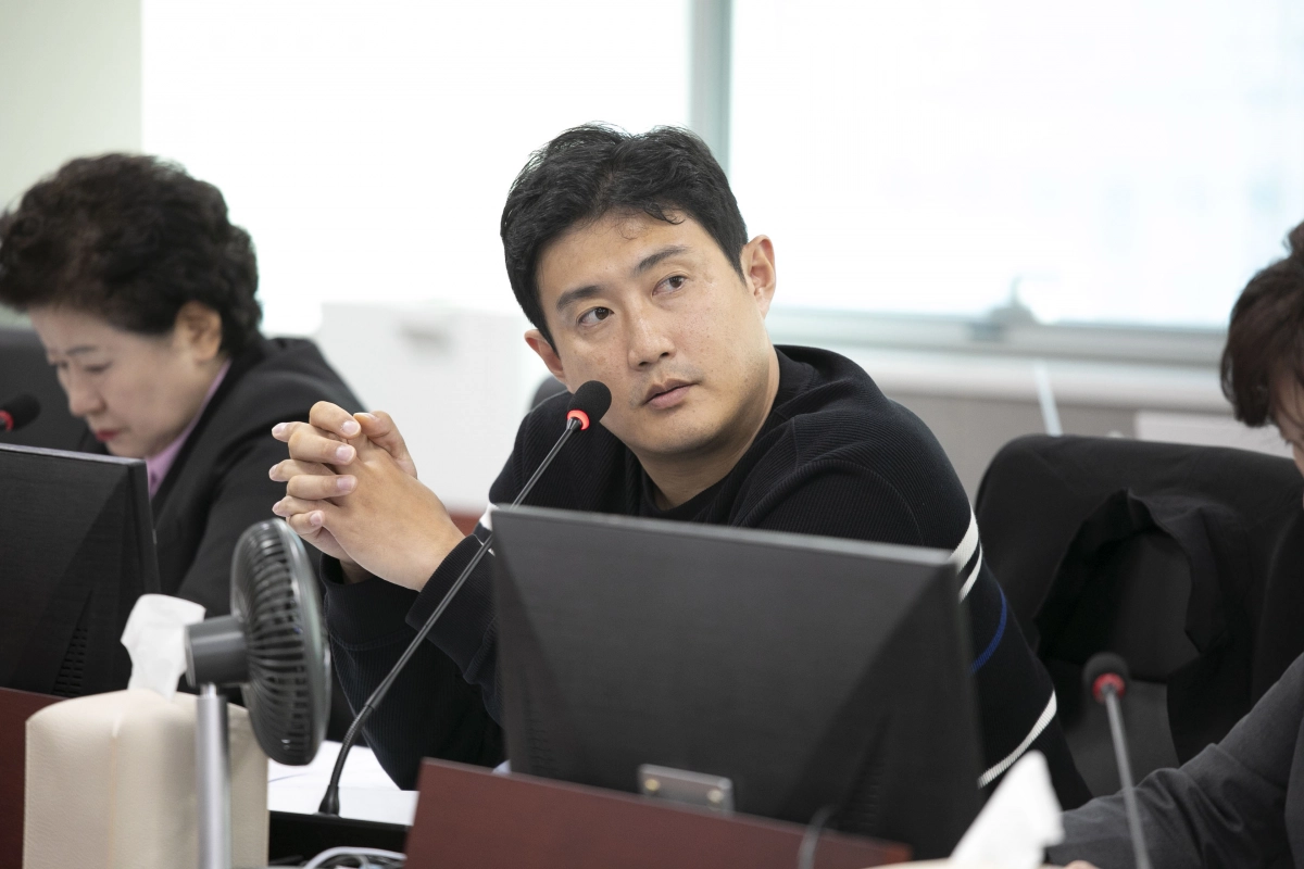 이상원 의원이 시장상권진흥원을 대상으로 열린 행정사무감사에서 피감기관을 상대로 질의하고 있다.(사진=경기도의회)