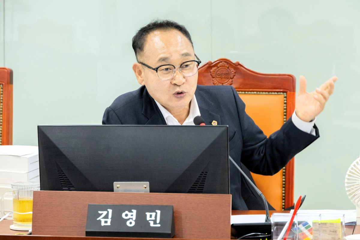 김영민 의원이 12일 열린 2025년 행정사무감사에서 피감기관을 상대로 질의하고 있다.(사진=경기도의회)