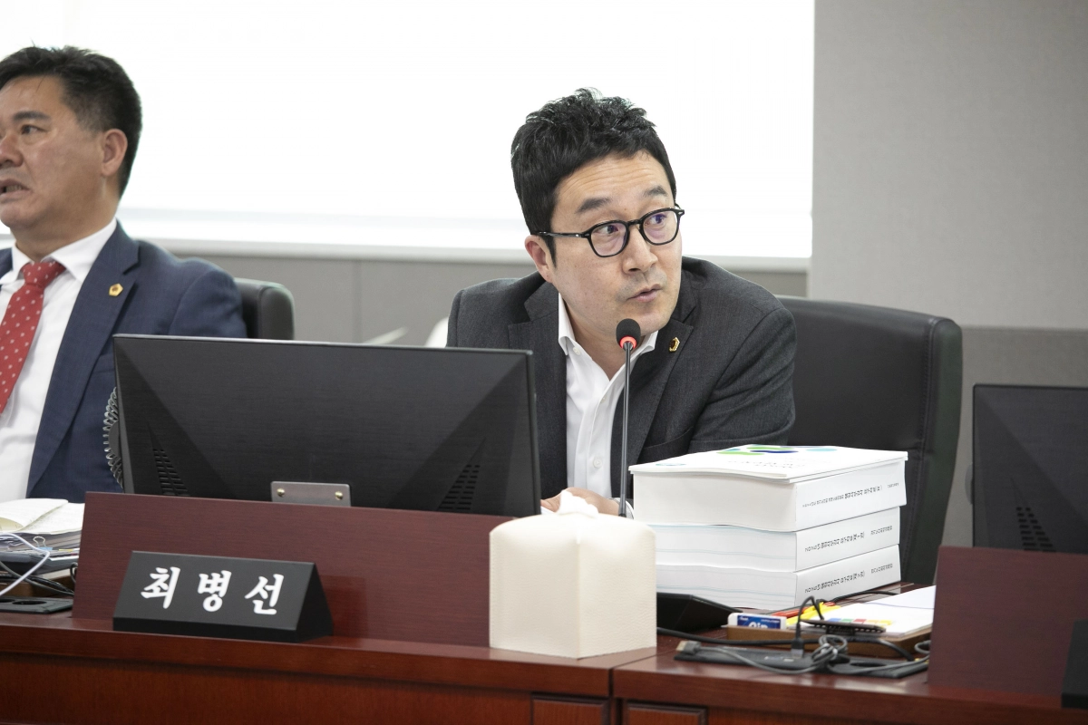 최병선 의원이 12일 경기도코리아주식회사를 대상으로 한 행정사무감사에서 피감기관을 상대로 질의하고 있다.(사진=경기도의회)