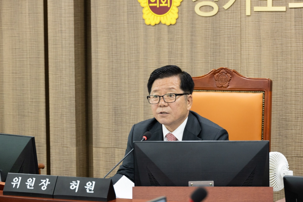 허원 위원장이 12일 열린 2025년 경기도 교통국 행정사무감사에서 피감기관을 상대로 질의하고 있다.(사진=경기도의회)