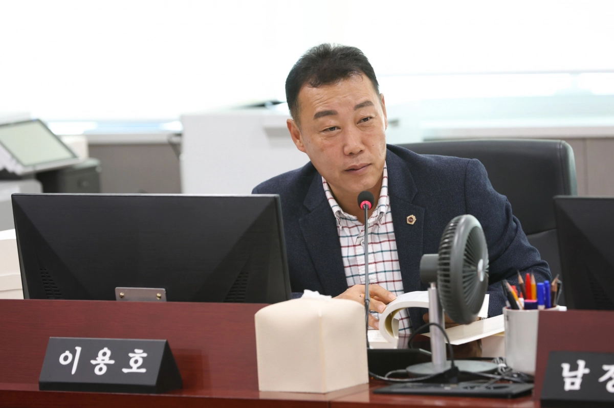 이용호 의원이 12일 경기도의회 경제노동위원회 회의실에서 열린 제387회 정례회 경제노동위원회 제3차 행정사무감사에서 피감기관을 상대로 질의하고 있다.(사진=경기도의회)