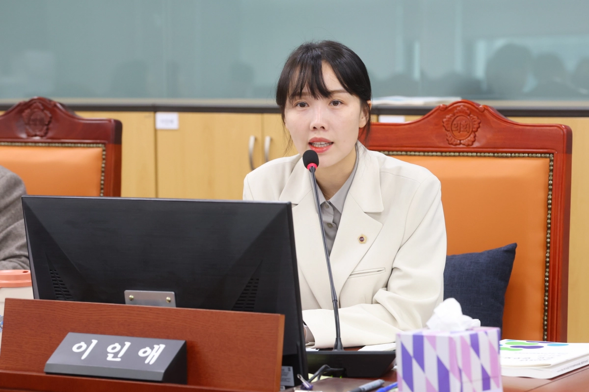 이인애 의원이 13일 열린 이민사회국에 대한 2025년 행정사무감사에서 피감기관을 상대로 질의하고 있다.(사진=경기도의회)