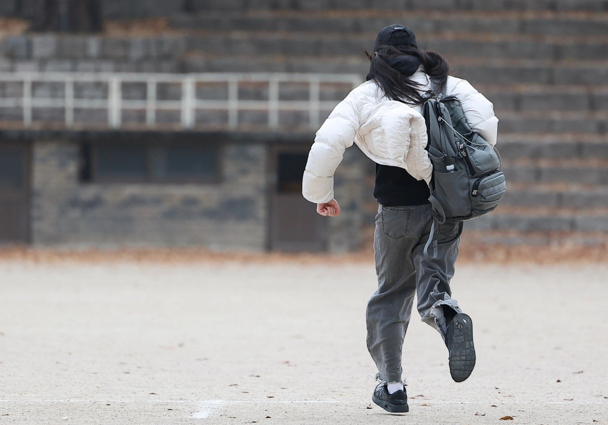13일 오전 서울 중구 이화여자외국어고에서 한 수험생이 시험장을 향해 전력질주를 하고 있다. 연합뉴스