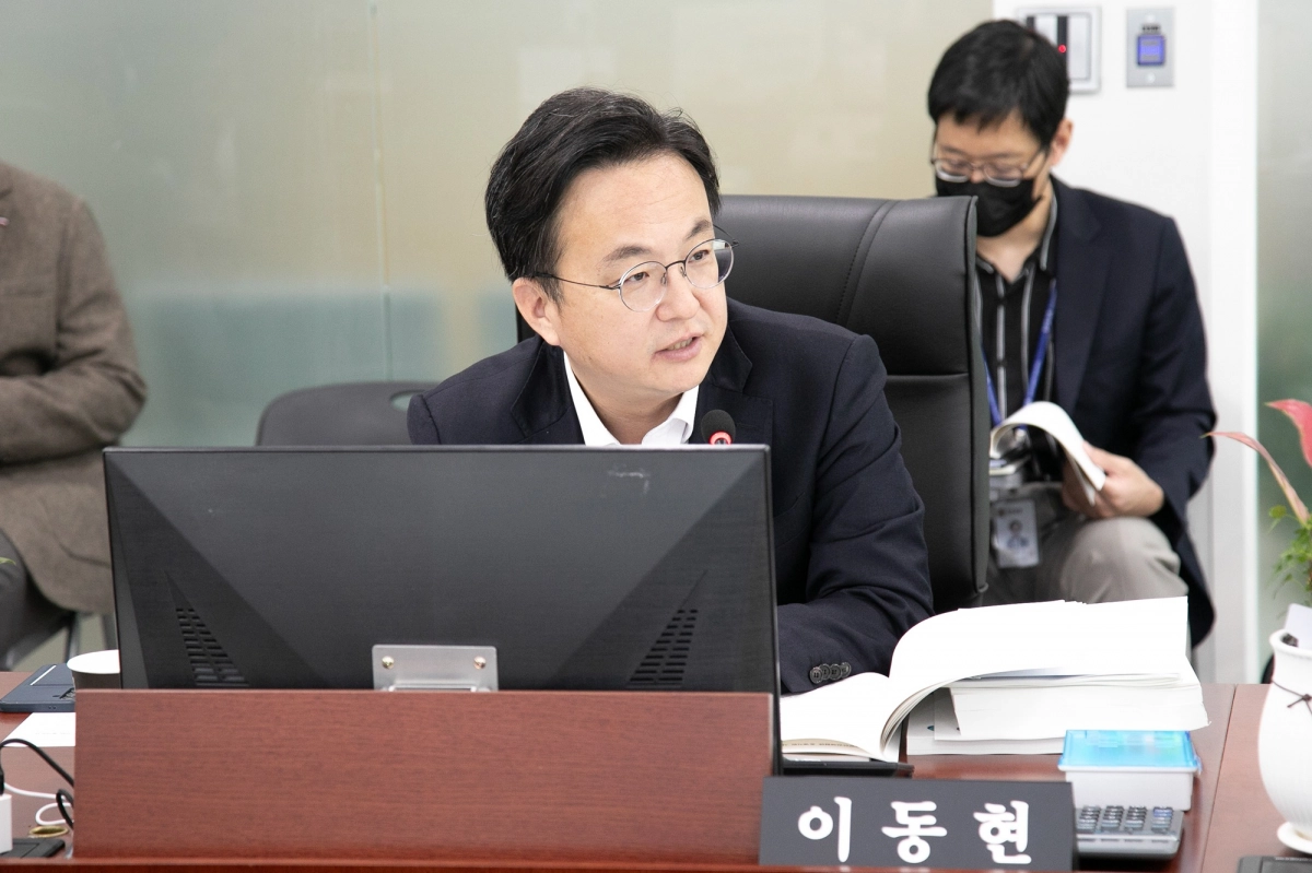 이동현 의원이 12일 열린 평택항만공사 대상 행정사무감사에서 피감기관을 상대로 질의하고 있다.(사진=경기도의회)