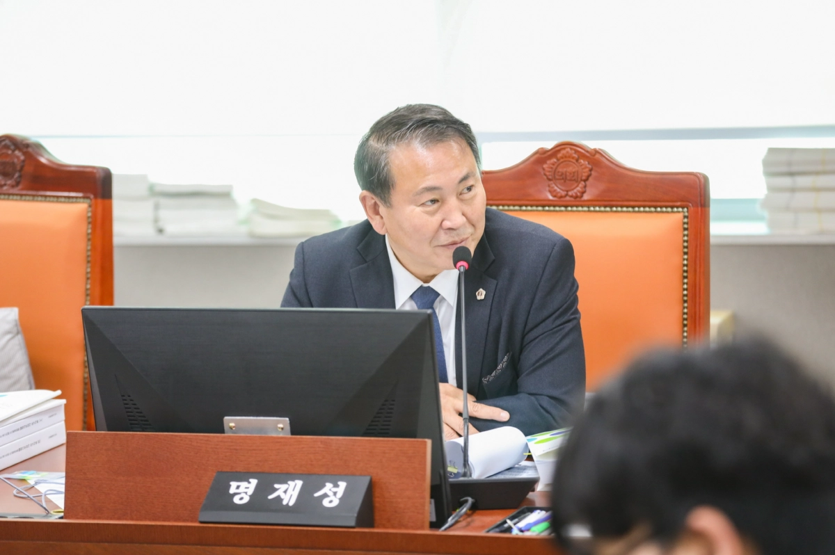 명재성 의원이 13일 기후환경에너지국 및 경기환경에너지진흥원 행정사무 감사에서 피감기관을 상대로 질의하고 있다.(사진=경기도의회)