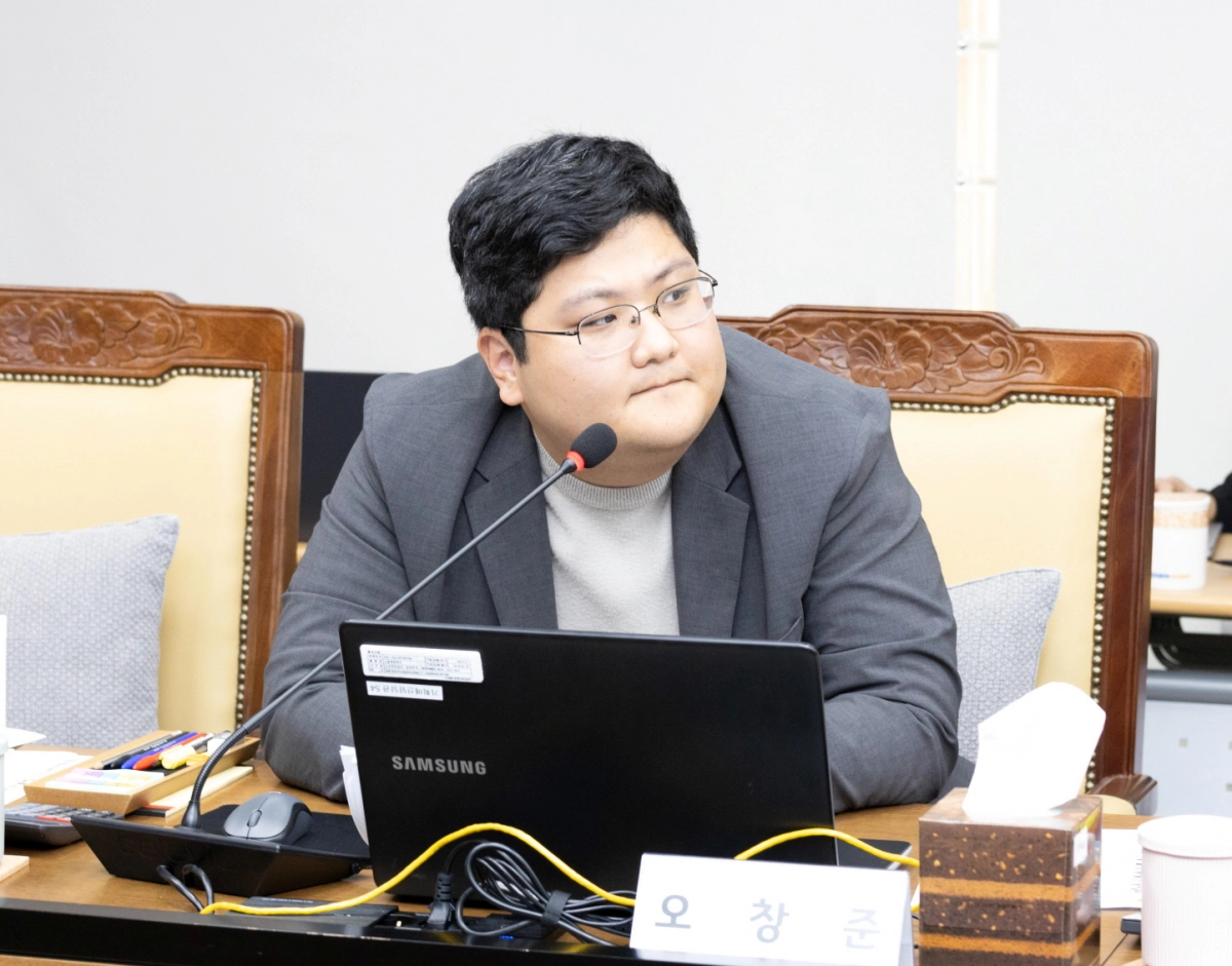 오창준 의원이 12일 의정부 경기도의회 북부별관에서 열린 균형발전기획실 대상 행정사무감사에서 피감기관을 상대로 질의하고 있다.(사진=경기도의회)