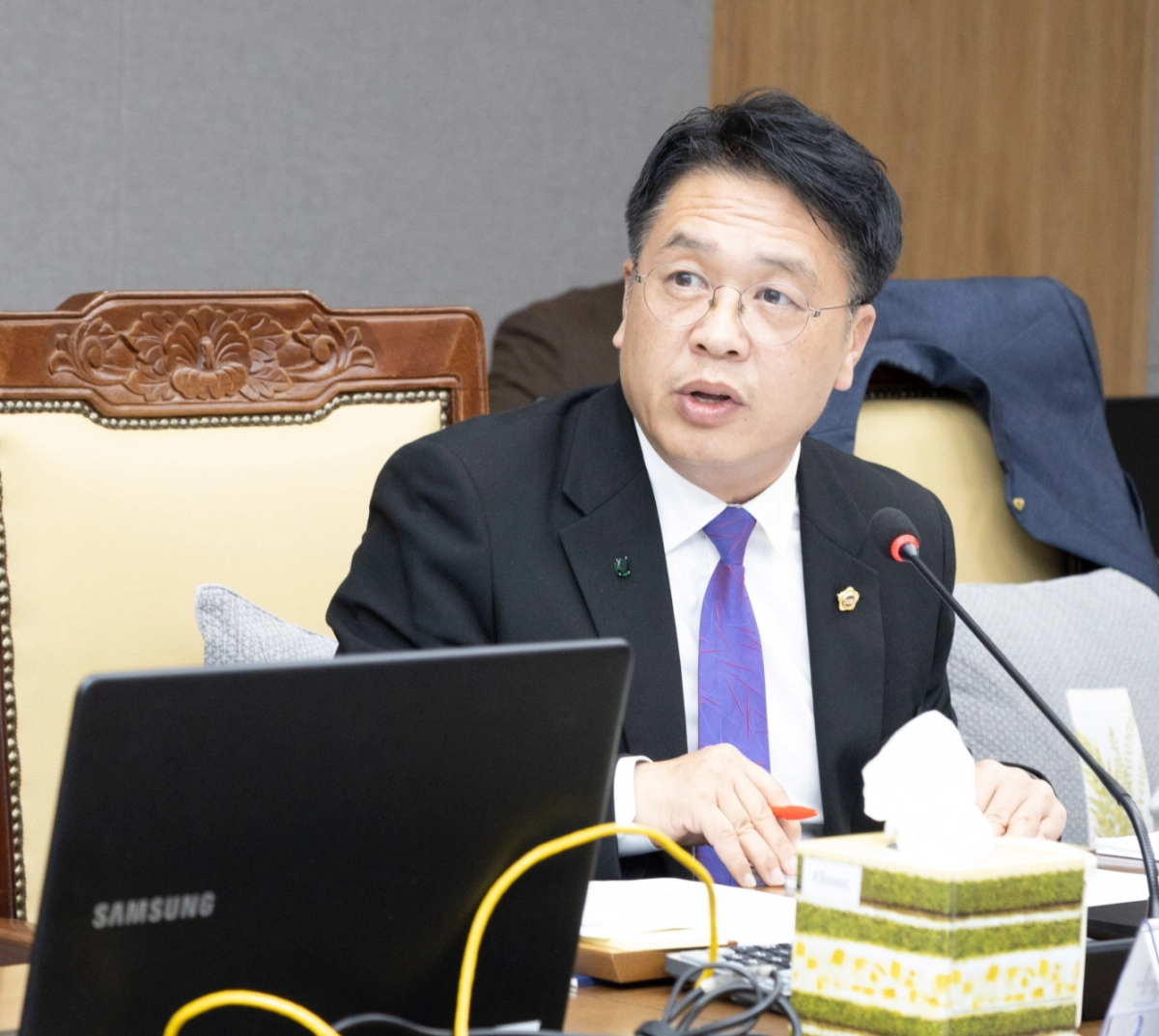 이석균 의원이 12일 의정부 북부분원에서 열린 균형발전기획실 행정사무감사에서 피감기관을 상대로 질의하고 있다.(사진=경기도의회)