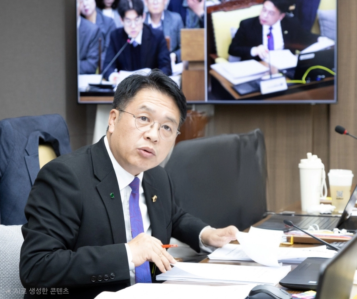 이석균 의원이 12일 의정부 경기도의회 북부분원에서 열린 평화협력국 행정사무감사에서 피감기관을 상대로 질의하고 있다.(사진=경기도의회)
