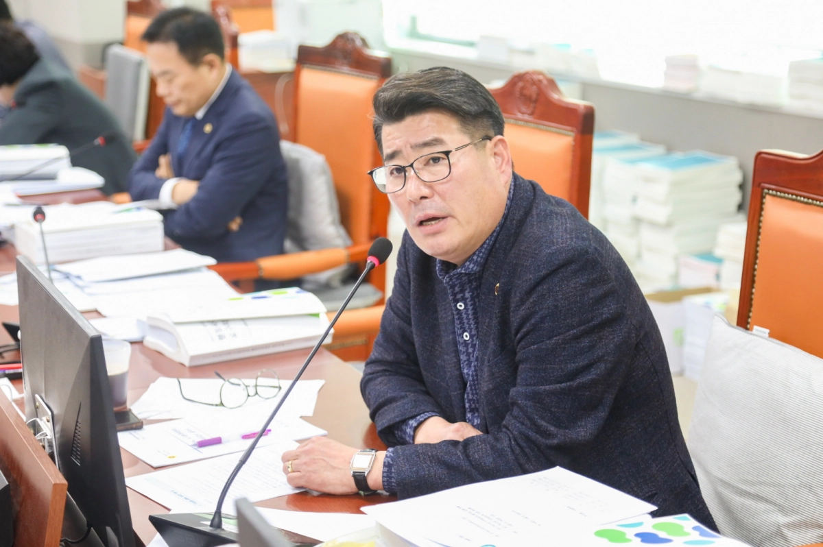 유종상 의원이 13일 기후환경에너지국을 대상으로 한 행정사무감사에서 피감기관을 상대로 질의하고 있다.(사진=경기도의회)