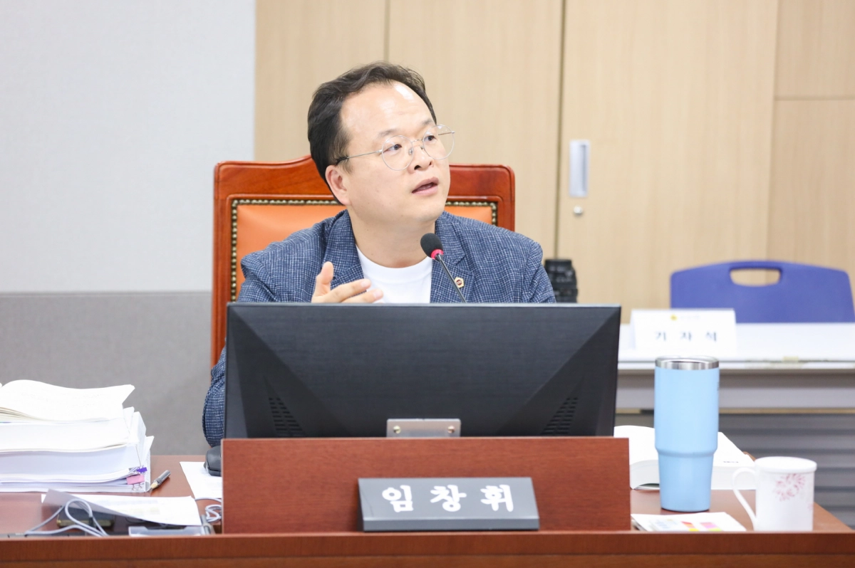 임창휘 의원이 13일 기후환경에너지국에 대한 행정사무감사에서 피감기관을 상대로 질의하고 있다.(사진=경기도의회)