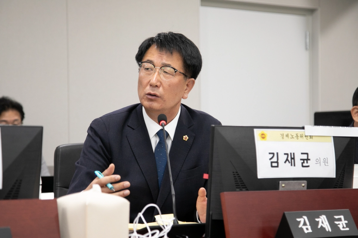 김재균 의원이 13일 경기도의회 행정사무감사에서 피감기관을 상대로 질의하고 있다.(사진=경기도의회)