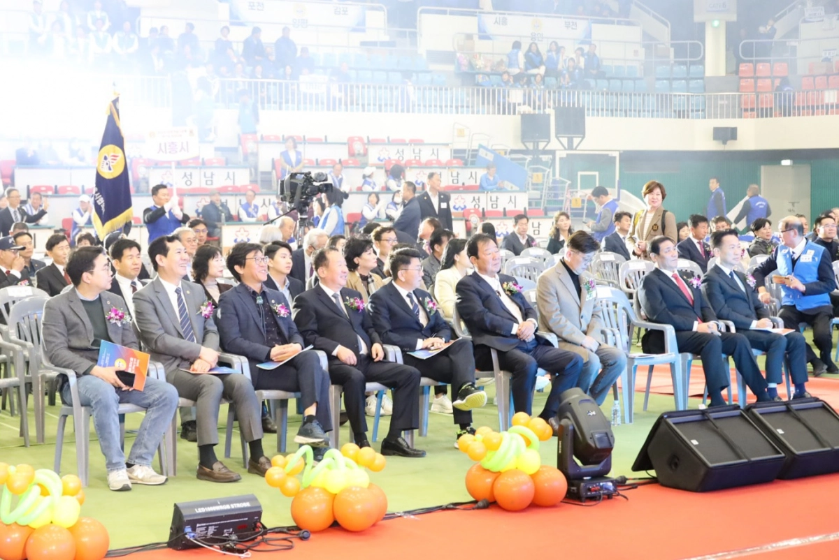 안전행정위원회 소속 임상오 위원장과 의원들이 13일, 성남 실내체육관에서 진행된 ‘2025년 바르게살기운동 경기도회원대회’에 참석해 내빈들과 함께 주요행사를 지켜보고 있다.(사진=경기도의회)