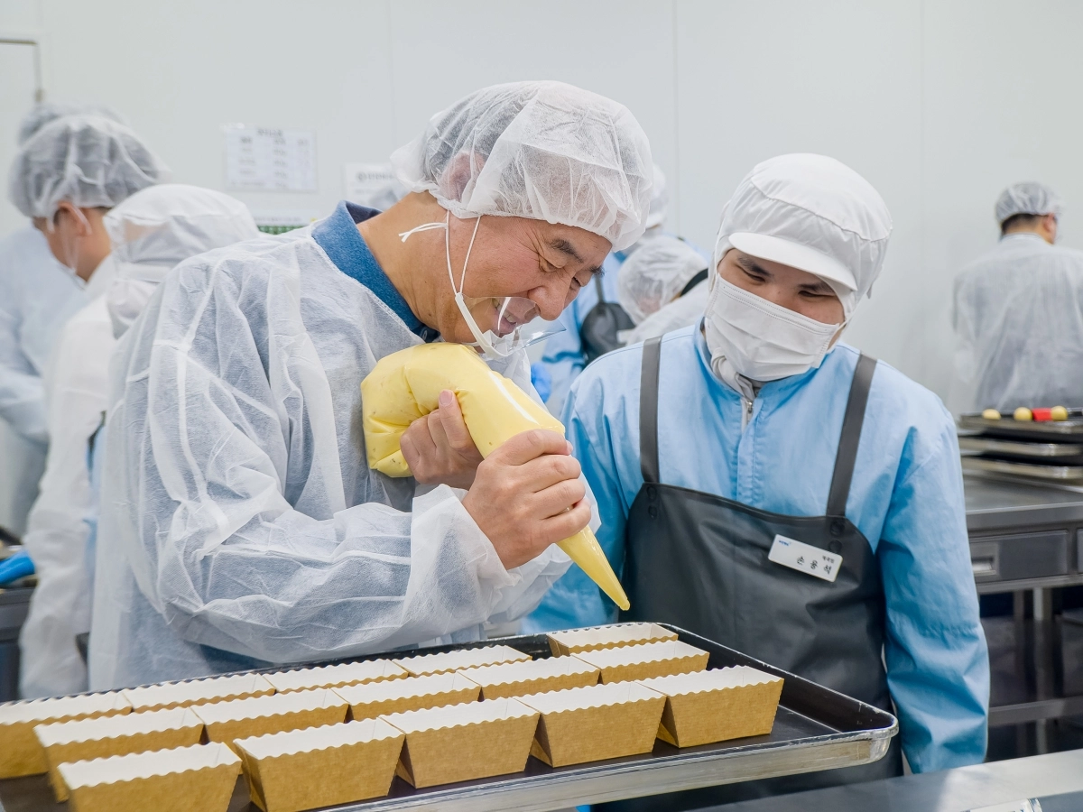 전영현(왼쪽) 삼성전자 디바이스솔루션(DS) 부문 대표이사 부회장이 지난 10일 경기 용인시 장애인표준사업장 ‘희망별숲’에서 쿠키 만들기 봉사를 하고 있다. 삼성전자 제공