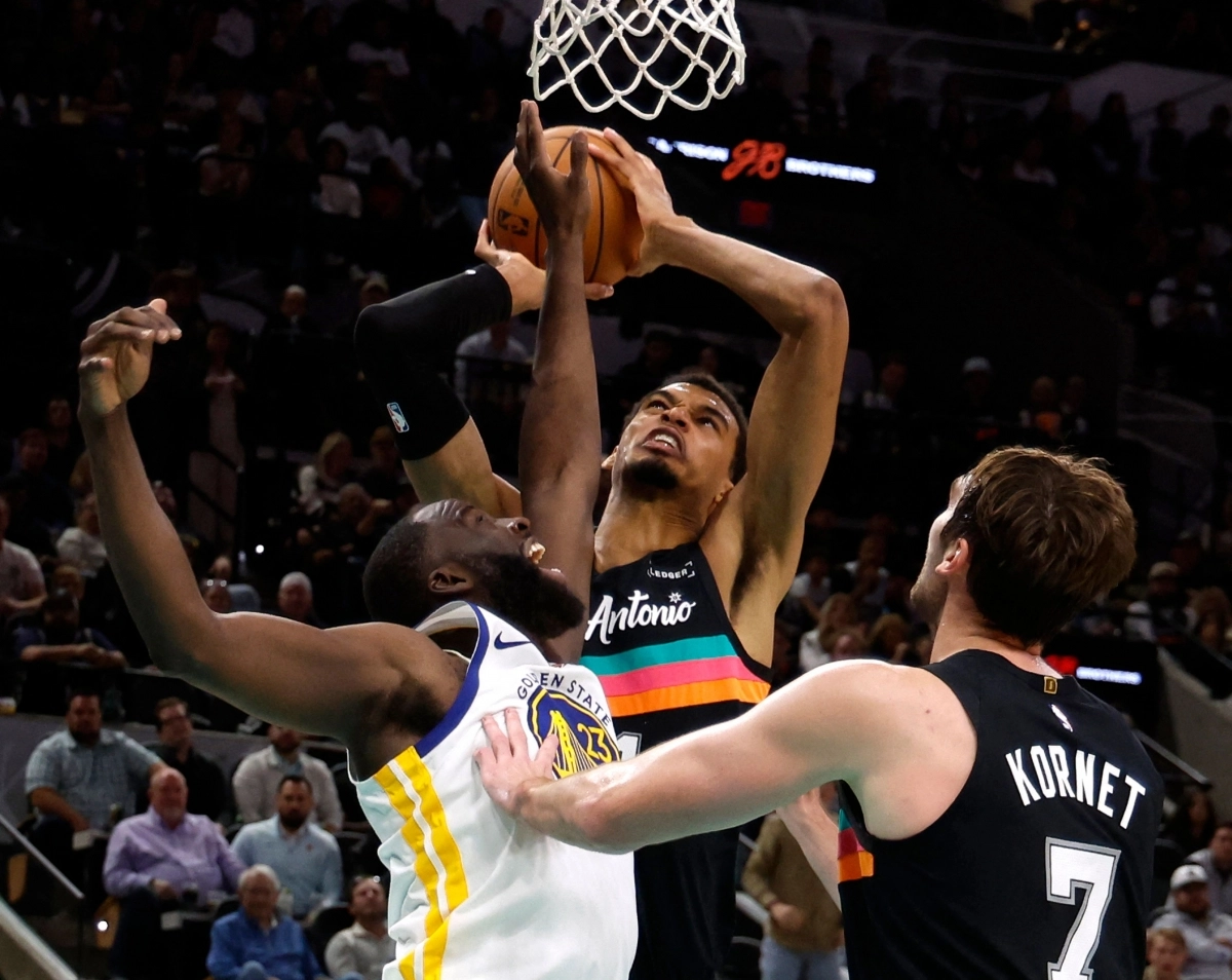 골든스테이트 워리어스 드레이먼드 그린이 13일(한국시간) 미국 텍사스주 샌안토니오의 프로스트 뱅크 센터에서 열린 2025~26 NBA 서부 콘퍼런스 정규리그 샌안토니오 스퍼스와의 원정 경기에서 빅토르 웸반야마를 막고 있다. AFP 연합뉴스