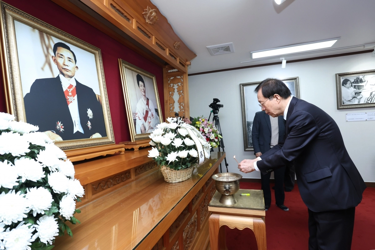 박정희 전 대통령 생가 방문한 국민통합위원장