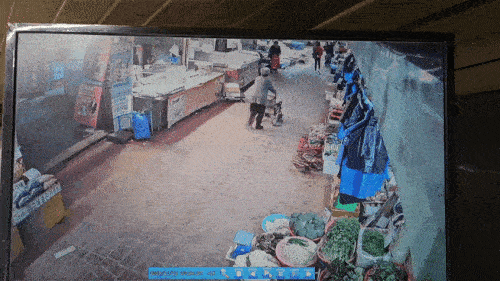 13일 오전 10시 55분쯤 경기 부천시 오정구 원종동 제일시장에서 주행 중인 트럭이 상점 앞으로 돌진하는 사고가 났다. 사진 당시 현장 폐쇄회로(CC)TV 화면. 2025.11.13 연합뉴스(독자 제공)