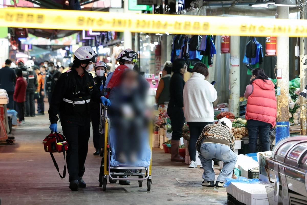 현장상황 수습하는 소방관계자들