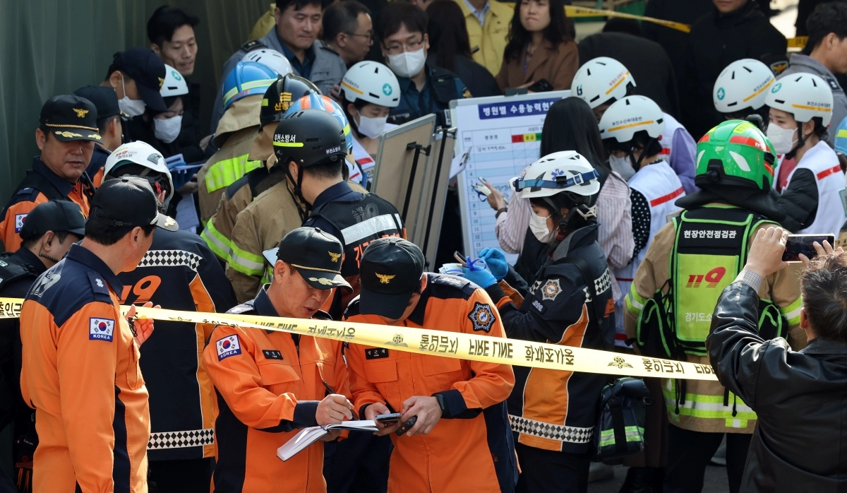 현장상황 회의하는 소방관들