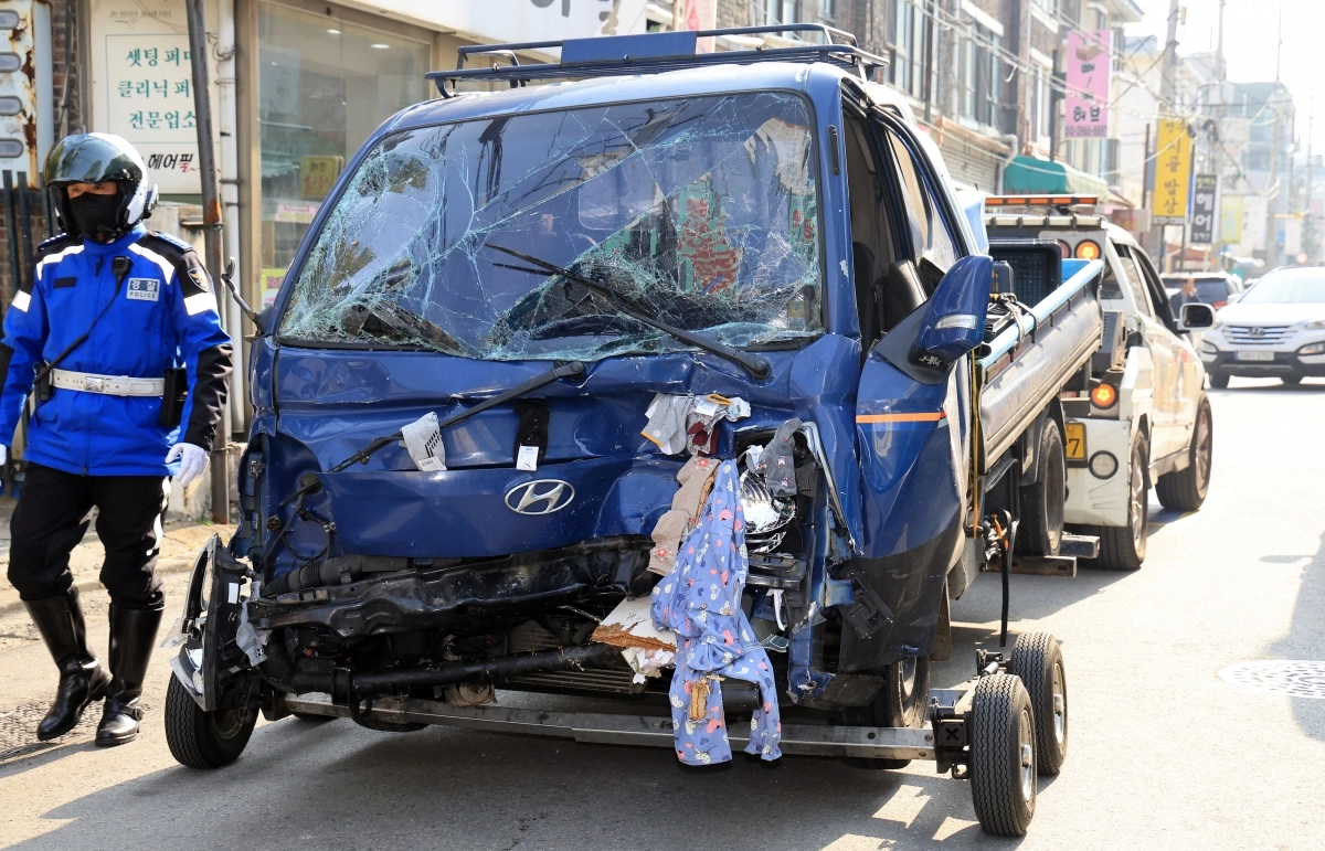 사고차량 수습하는 경찰 관계자들
