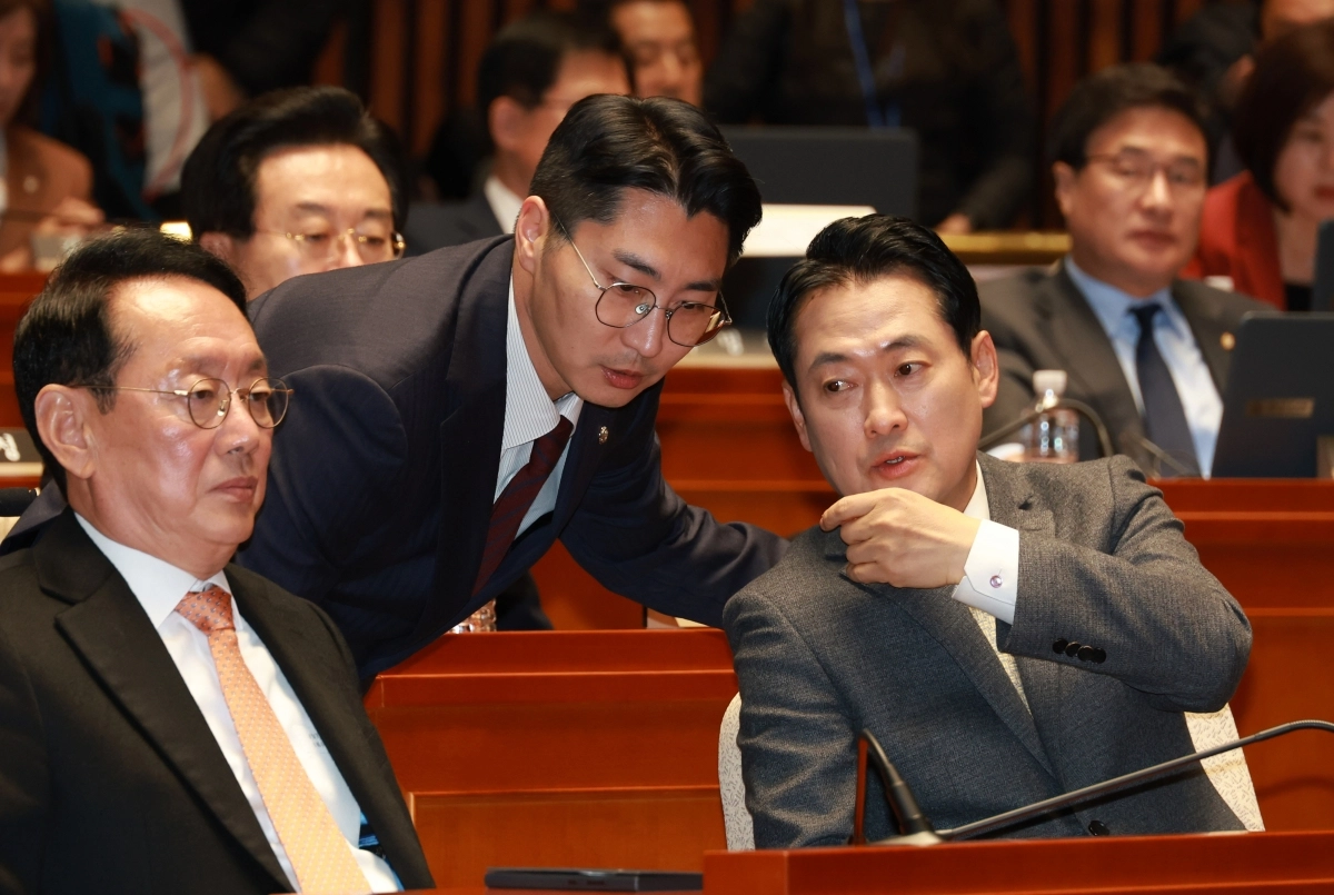 13일 장동혁(앞줄 오른쪽) 국민의힘 대표가 국회에서 열린 의원총회에서 박준태(가운데) 당대표 비서실장과 대화하는 모습. 뉴시스