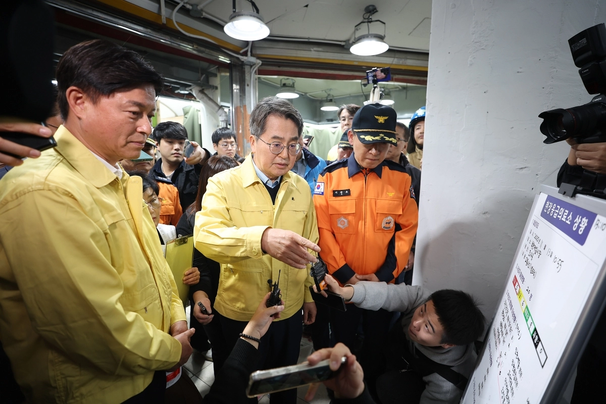 김동연 경기도지사가 13일 오후 3시쯤 부천시 원종동 제일시장을 찾아 사고 상황을 보고 받고 있다. (경기도 제공)