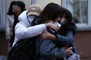[포토] “12년 노력, 결실 보길” 수험생·학부모 간절한 소망