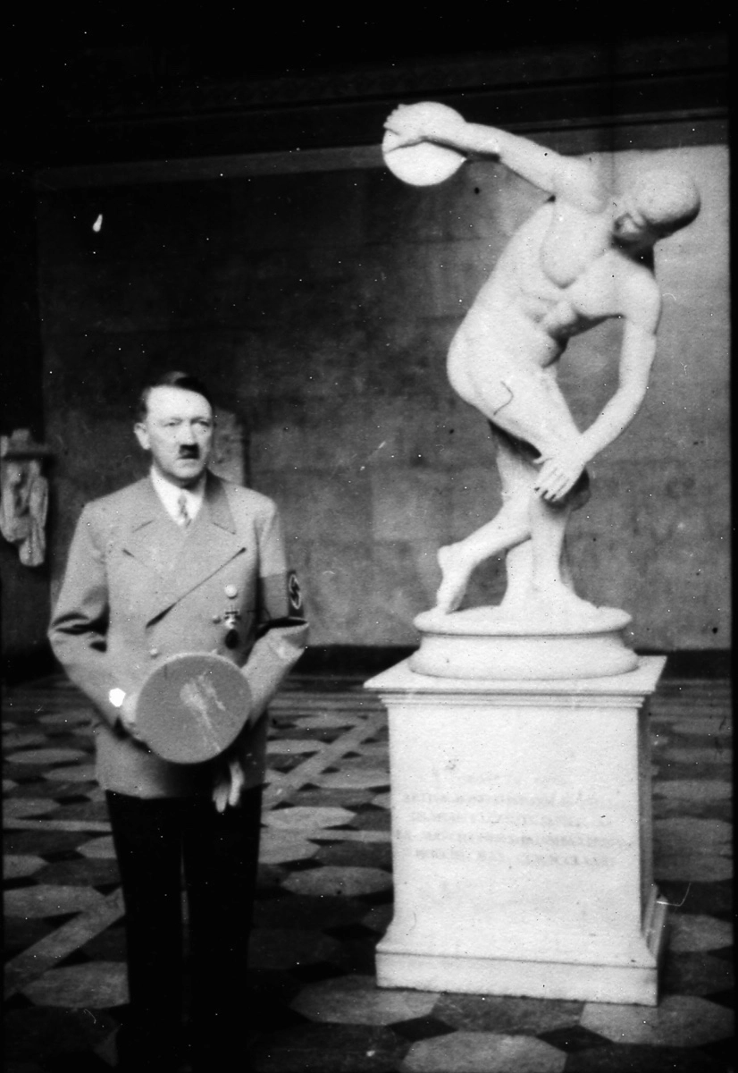 아돌프 히틀러가 1938년 7월 10일 독일 뮌헨 글립토테크 미술관에 전시된 고대 그리스 조각가 미론의 유명한 조각상인 ‘원반 던지는 사람’ 앞에 서 있다. 미국 국립문서기록관리청(NARA) 자료