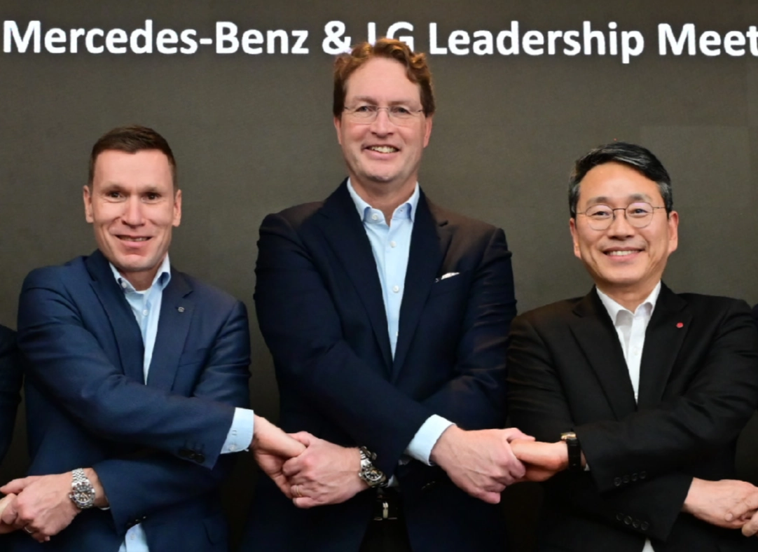 올라 칼레니우스(가운데) 메르세데스-벤츠 그룹 CEO가 13일 서울 여의도 LG트윈타워에서 조주완(오른쪽) LG전자 대표와 만나 협력 방안을 논의한 뒤 기념 촬영을 하고 있다. 왼쪽은 마티아스 바이틀 메르세데스-벤츠 코리아 CEO. LG전자 제공