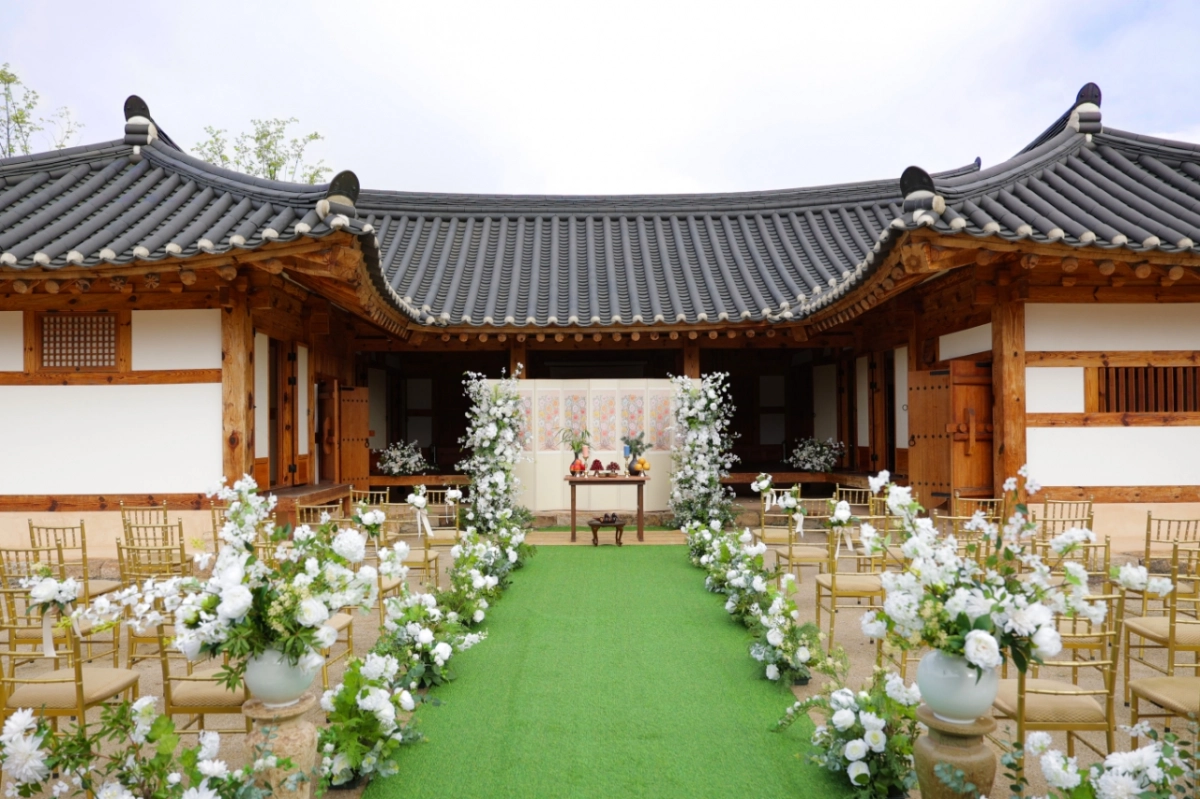 지자체가 지역 명소도 예식장으로 대여하고 있다. 사진은 전라감영 예식 예시. 전북도 제공