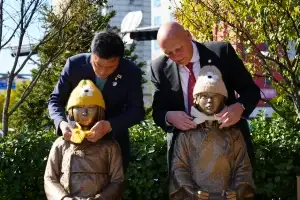 성북과 美글렌데일시 글로벌 우정… ‘평화의 소녀상’ 앞에서 활짝 피었다