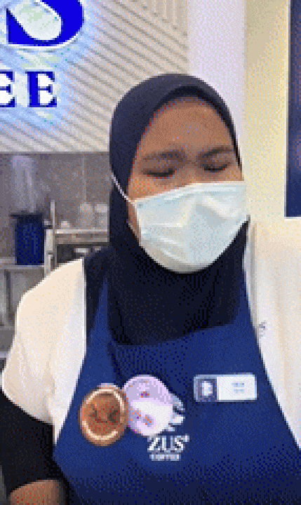 말레이시아의 한 프랜차이즈 카페에서 중국인 고객이 직원과 언쟁 끝에 커피를 던지는 영상이 공개돼 논란이 되고 있다. 레딧 갈무리