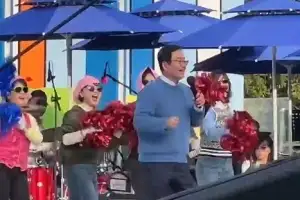 여성 공직자들, 전국노래자랑 무대서 노래하는 구청장 ‘백댄서’