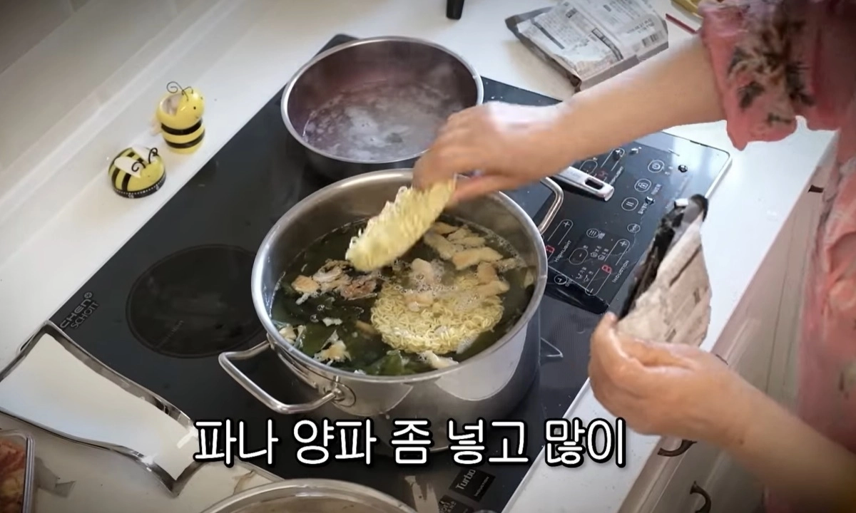 배우 선우용여가 자신만의 라면 레시피를 공개했다. 유튜브 채널 ‘순풍 선우용여’ 캡처